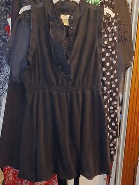 Black Sleeveless Ruffled Top